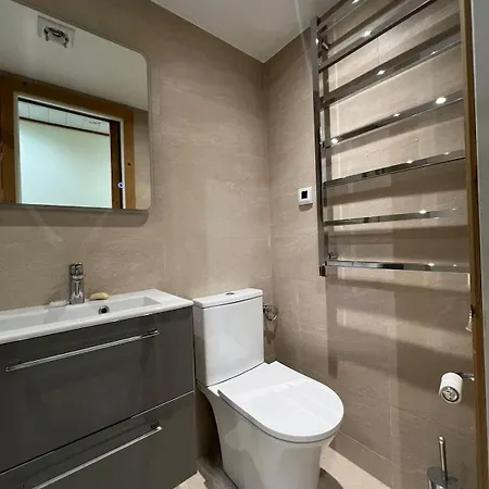 2 Bed Easy Access To 2 Bathrooms *