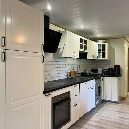 2 Bed Easy Access To 2 Bathrooms Apartment